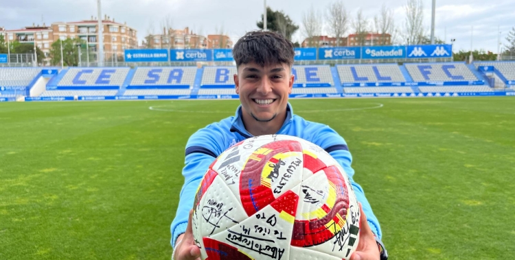 Miguelete amb la pilota del partit contra el Futur | Adrián Arroyo