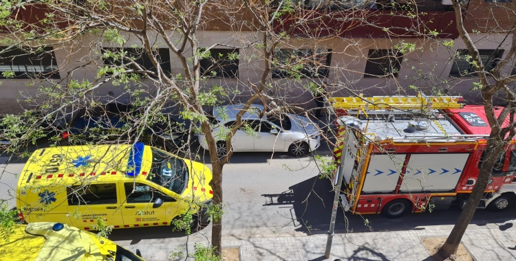 Dotacions dels Bombers i del SEM al carrer Blasco de Garay