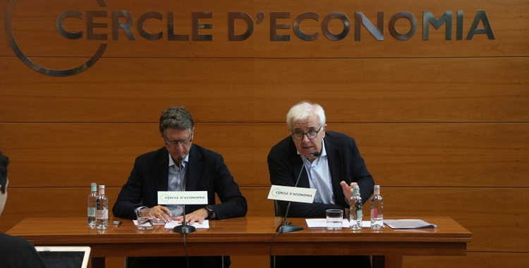 A l'esquerra, el president del Cercle d'Economia, Jaume Guardiola, amb el director general, Miquel Nadal | Maria Asmarat (ACN)