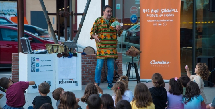 Rah-mon Roma en una sessió de contes d'edicions anteriors del Vet Aquí | Cedida