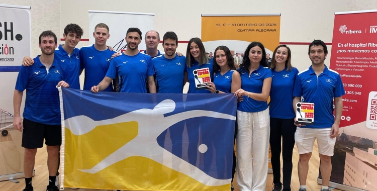 Foto de família dels dos equips del Tennis Sabadell a Alboraia | RFES