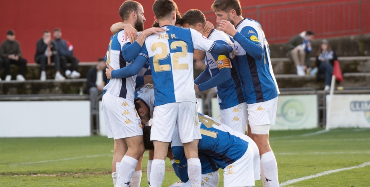 Pinya arlequinada després del gol de Miguelete al Municipal d'Olot | Roger Benet