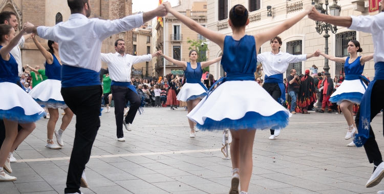 La Colla Mirant al Cel ballant a Sant Roc | Roger Benet