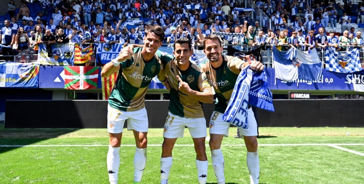Ton Ripoll, Rubén Martínez i Sergio Cortés a Ipurua amb l'afició arlequinada | CES