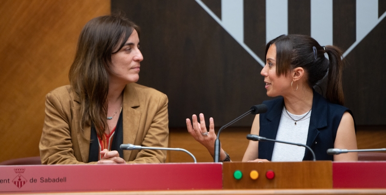 L'alcaldessa Marta Farrés i la consellera Núria Montserrat a la Sala de Plens | Roger Benet