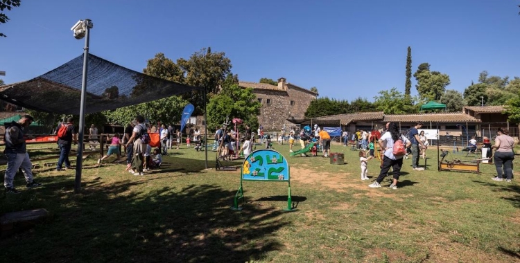 L'esplanada de la Masia de Can Deu durant la Festa de la Primavera | Berta Tiana