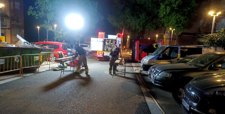 Els Bombers treballant per apuntalar l'edifici del carrer Prullans | Bombers
