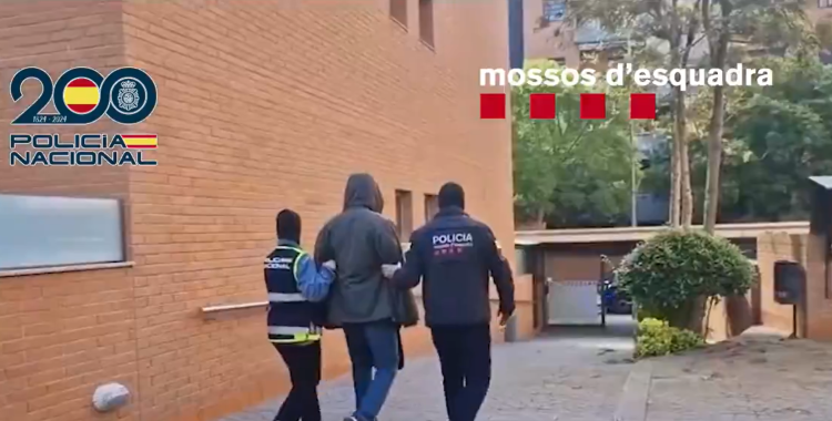Els agents s'enduen un dels detinguts | Cedida