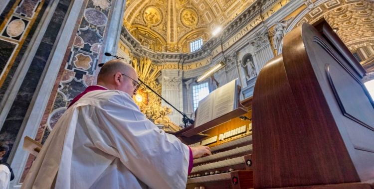 Josep Solé Coll tocant a la Basílica de Sant Pere | ACN
