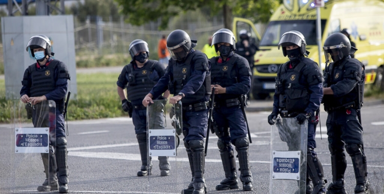 Diversos agents de l'arro amb els escuts | Cedida