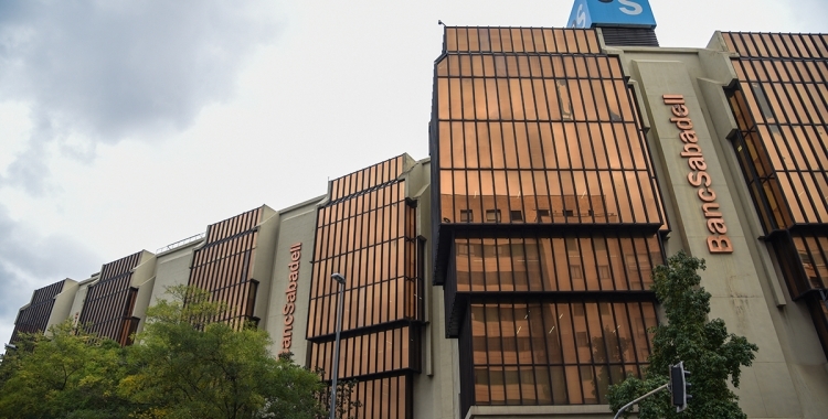 L'edifici de Banc Sabadell a la plaça Catalunya | Arxiu
