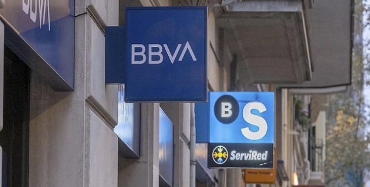 Dues sucursals de Banc Sabadell i el BBVA de costat | Arxiu
