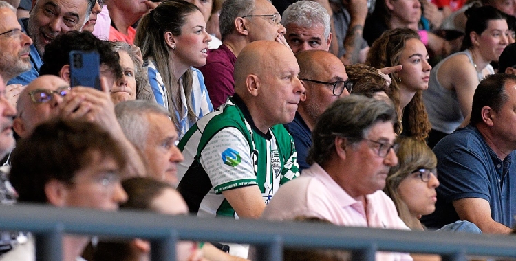 Salva Gomis amb la samarreta del Gràcia seguint des de la grada el partit de l'ascens | OAR