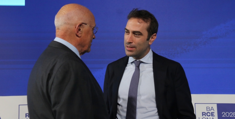 El president del Banc Sabadell, Josep Oliu, parlant amb el ministre d'Economia, Carlos Cuerpo | ACN