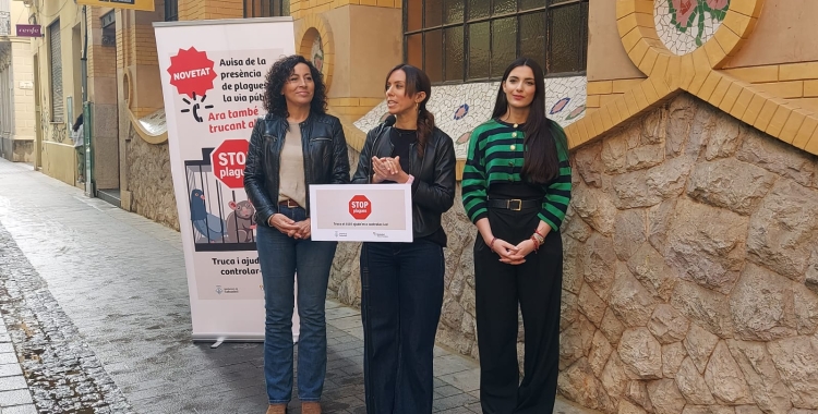 Marta Farrés, al centre, acompanyada per la tinenta d'alcaldessa Montse González i la regidora Sílvia García