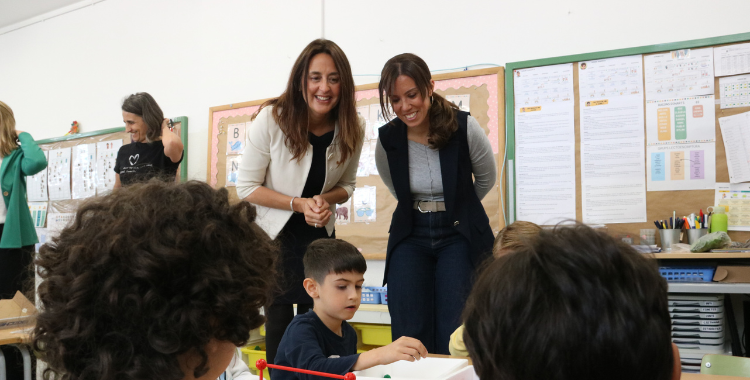 La consellera Esther Niubó i l'alcaldessa Marta Farrés a l'escola Pau Casals | ACN
