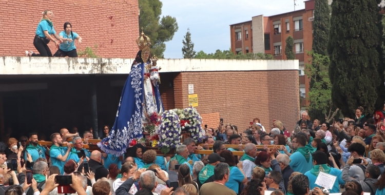 Els membres de la germandat treuen la Verge de la Fuensanta de l'església del Sagrat Cor | Júlia Ramon