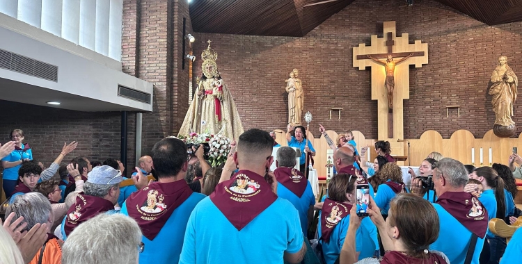 Els portants de la Fuensanta adulant la Verge | Mireia Sans