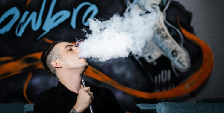 Un jove fumant amb una cigarreta electrònica | Dima Valkov (Pexels)
