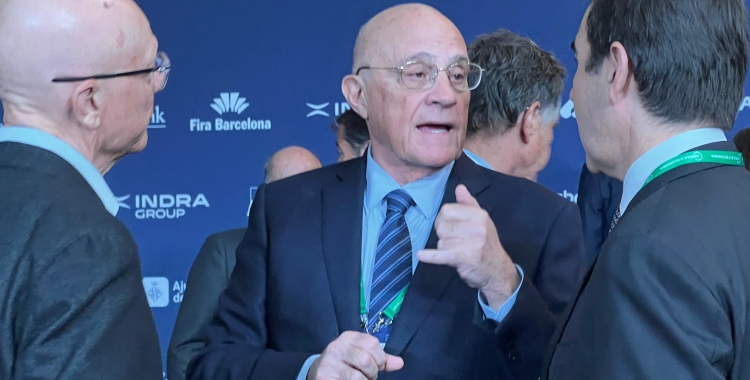Josep Oliu (BS) conversant amb el president del BBVA, Carlos Torres