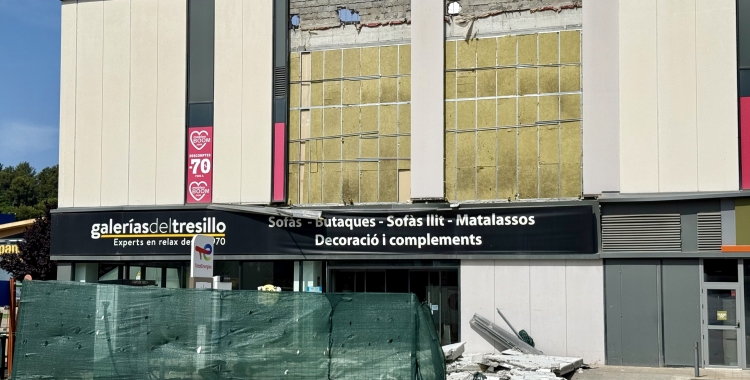 La façana de l'edifici sinistrat amb les restes de la placa de formigó a terra | Albert Segura (ACN)