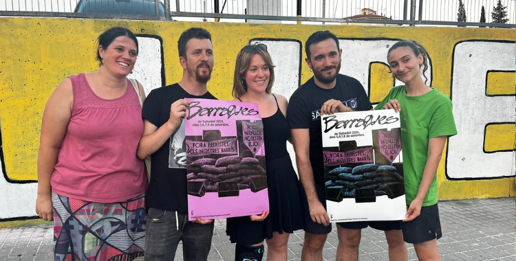 Membres de la Comissió de Festes Populars amb el cartell