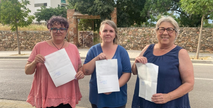 La Nani, la Mar i la Roser amb els papers de la seva renúncia