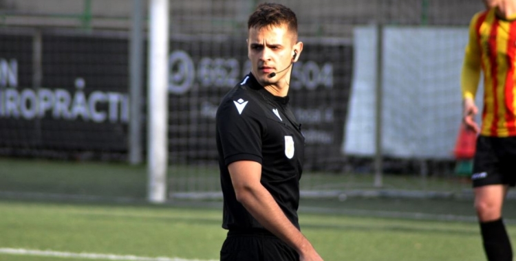 Cartiel dirigint un partit de juvenils al Narcís Sala | Pau Roche