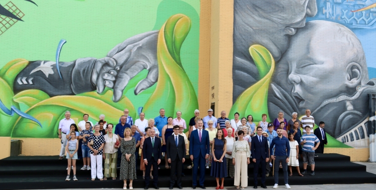 Les autoritats davant el mural de Badia