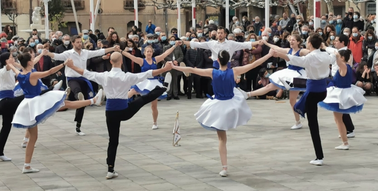 La Mirant al Cel ballant una sardana de punts lliures | Arxiu