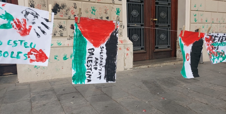 Diversos infants han estampat les seves mans amb els colors de la bandera de Palestina