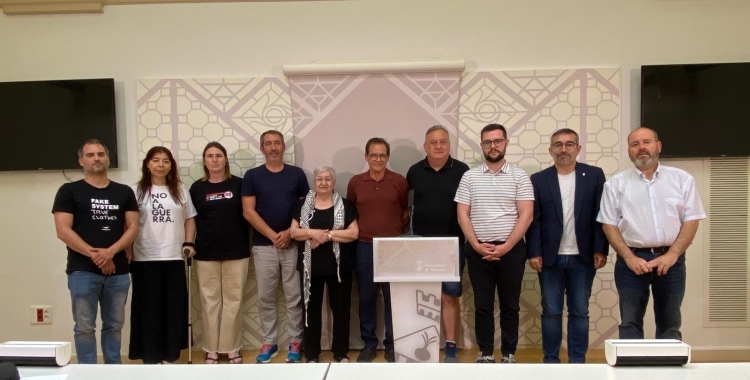 Representants polítics amb membres del Comitè per la Pau, contra el Guerra i el Genocidi