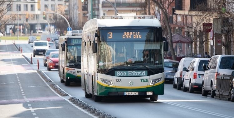 Un autobús de la TUS circulant per Sabadell | Roger Benet