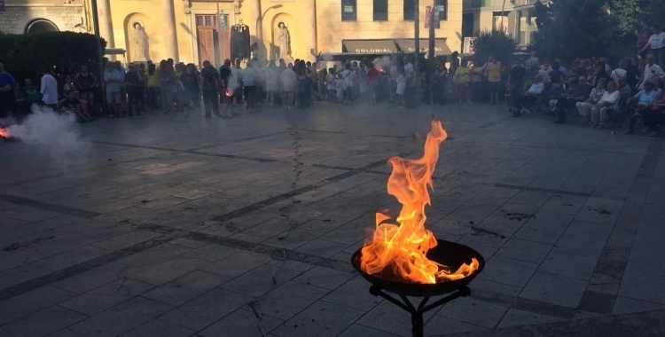 La flama del Canigó cremant a plaça Doctor Robert | Arxiu