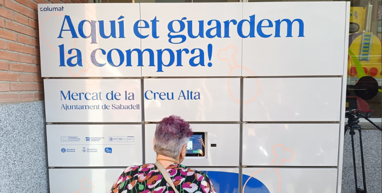 Una clienta recollint la comanda a les noves neveres | RàdioSabadell