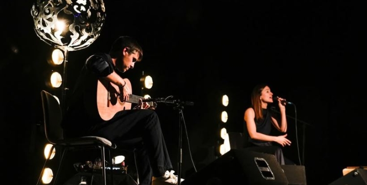 Judit Neddermann i Pau Figueres en un concert de la gira 
