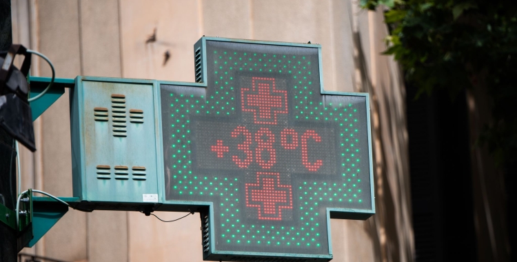 Un termòmetre a Sabadell en una imatge d'arxiu