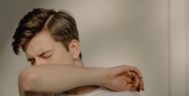 Un home esternudant | cottonclub sutdio (Pexels)