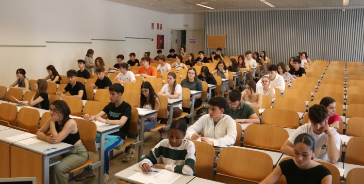 Alumnes fent la selectivitat