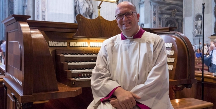 Josep Solé Coll davant de l'órgan al Vaticà | ACN