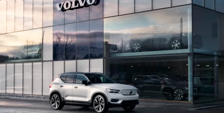 Imatge d'un Volvo a la porta d'un concessionari