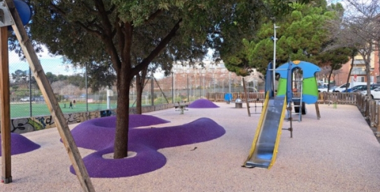 Jocs infantils en una plaça