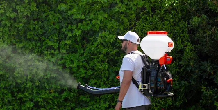 Un treballador de l'empresa Cazadores de Mosquitos | Cedida