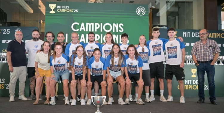 El Valero Sabadell recollint el trofeu de campió de lliga | FCF