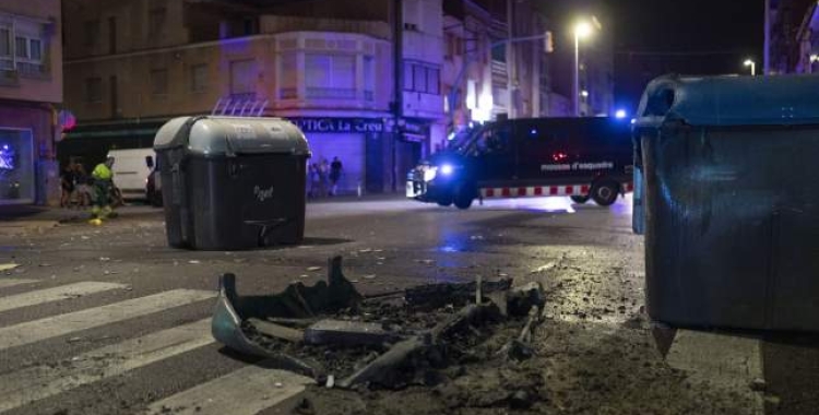 Restes d'un contenidor cremat durant els aldarulls d'ahir | Cedida