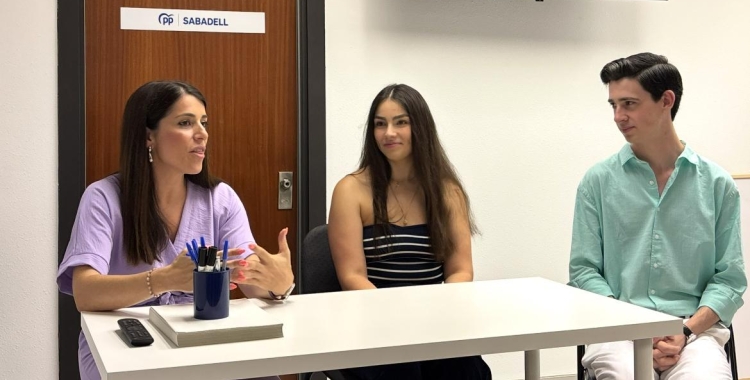 Jimena Vallejos, al centre, i Álvaro Odoño en la presa de possessió | Cedida