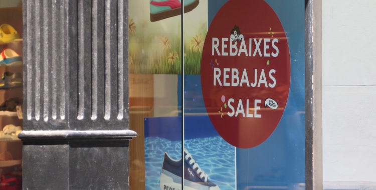 Un cartell de Rebaixes a una botiga | ACN