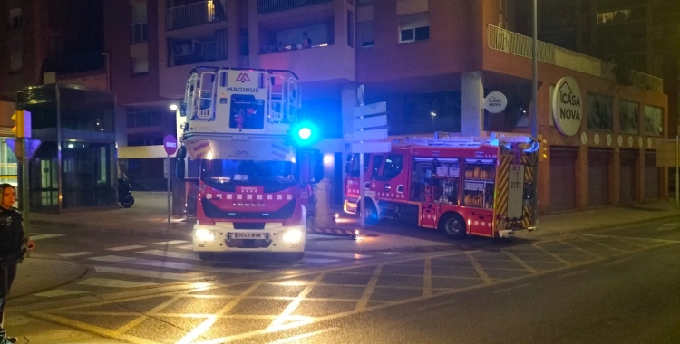 Els Bombers davant del bloc del carrer Alfons Sala