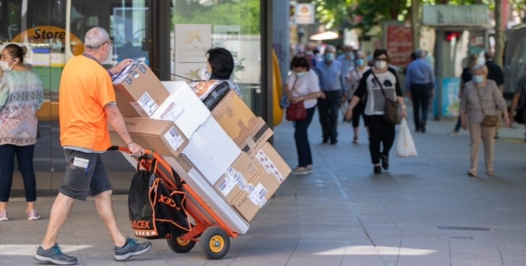Un repartidor al carrer | Arxiu