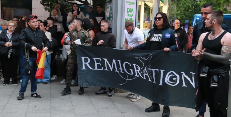Pancarta de 'Remigration' del col·lectiu ultra Deport Them Now a Mataró | ACN